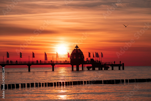 Seebr  cke mit Taucherglocke in Zingst an der Ostsee in Deutschland. Wundersch  ner romantischer Sonnenuntergang mit rotem Himmel.