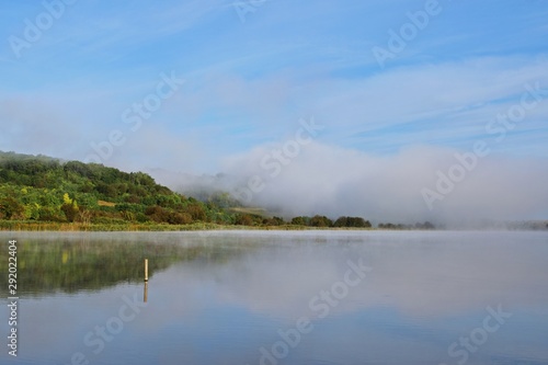 Nebel   ber Pacsmag Fischerteiche an einem Herbstmorgen