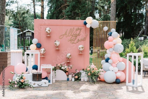 Beautiful and stylish location for wedding photos decorated with balloons, flowers and original globes