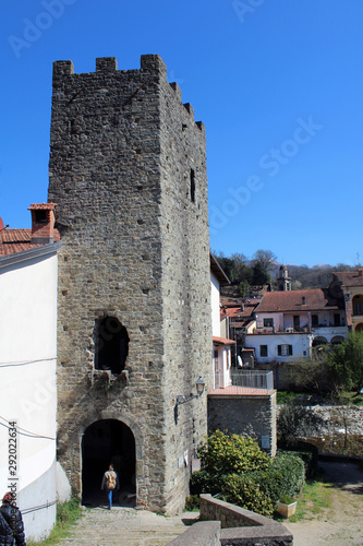 Torre merlata con persone e cielo photo