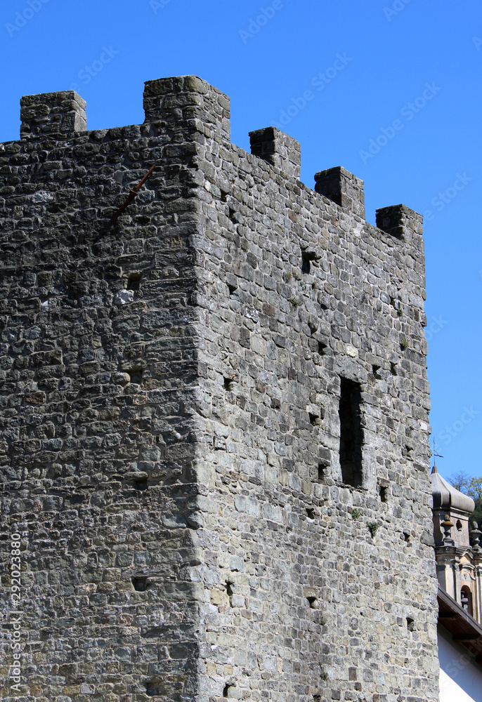 Torre di pietra con merlatura