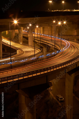 foto noturna de auto-estrada com veículos em movimento