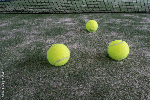 Pista de tenis con pelotas © nathaliefs