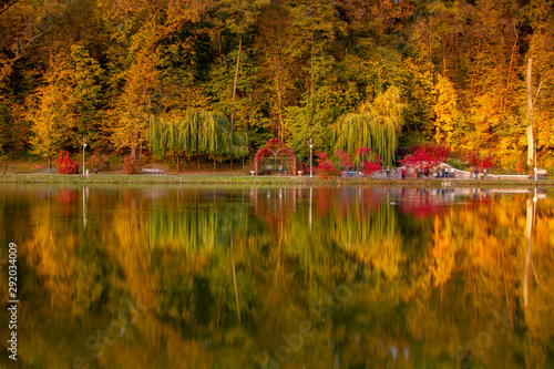 Autumn in the park © V. Yakobchuk