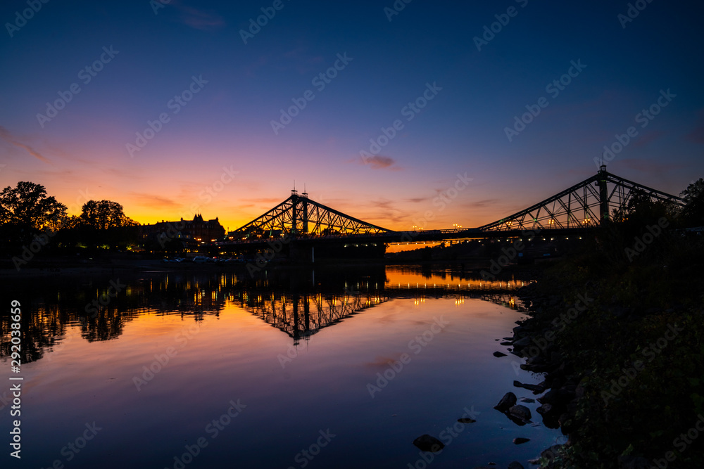 Fototapeta premium blaues Wunder - Brücke in Dresden bei Nacht