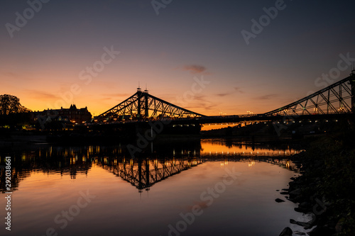 blaues Wunder - Brücke in Dresden bei Nacht © Nico