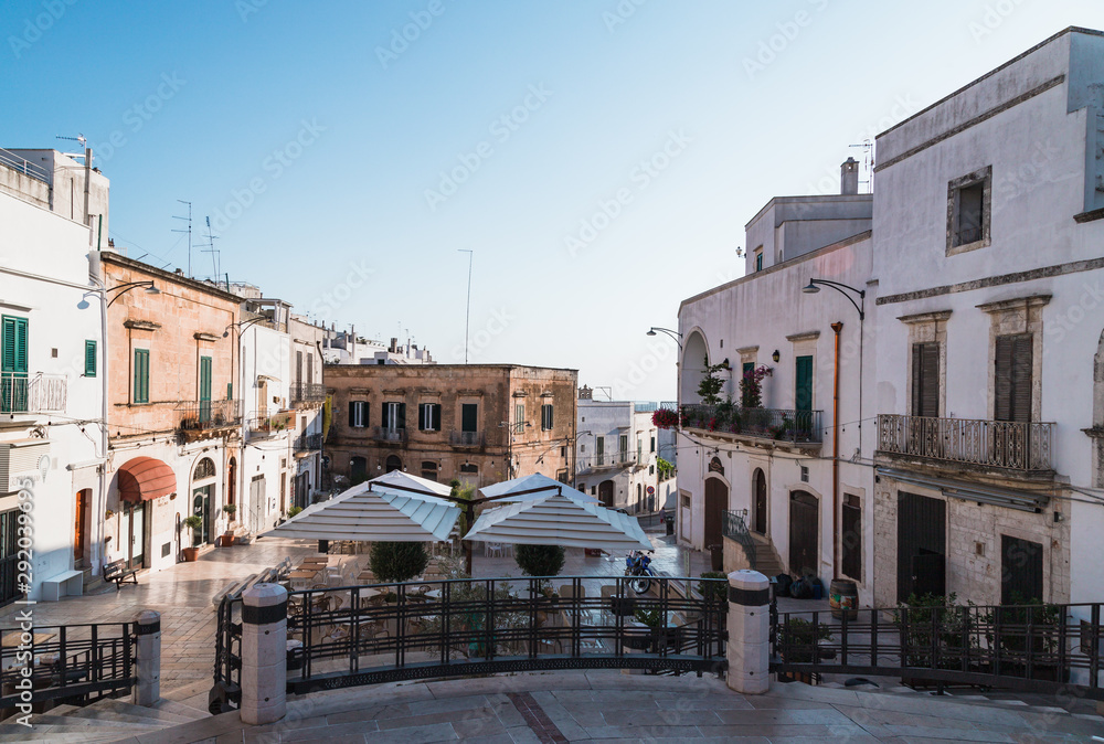 Fototapeta Ostuni, Włochy - sierpień 2019: Historyczne centrum białego miasta Ostuni w Apulii, w sierpniowy dzień