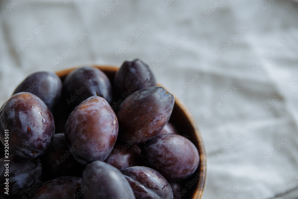 Fototapeta premium Plum in wood plate