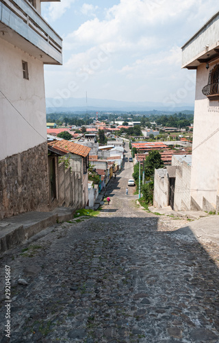 Calle adoquinada de un pueblo de Guatemala