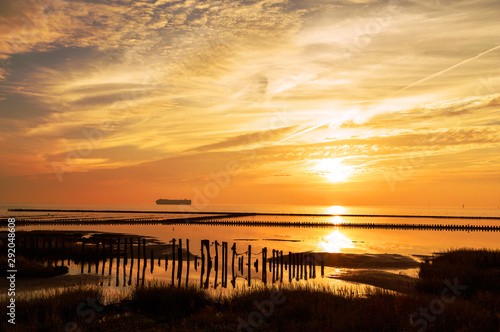 romantischer Abendhimmel an der Nordseeküste bei Cuxhaven, Sonnenuntergang im Wattenmeer mit Schiff © Gabriele Rohde
