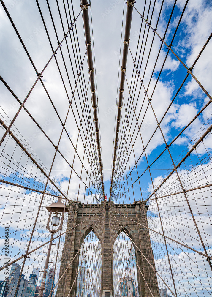 Fototapeta premium Most Brookliński przez East River do Dolnego Manhattanu w Nowym Jorku. Szeroki kąt widzenia
