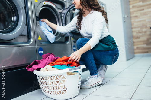 Fotografía Beautiful female employee working at laundromat shop.