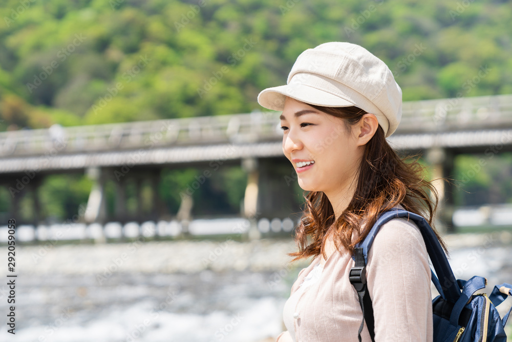観光する女性　京都