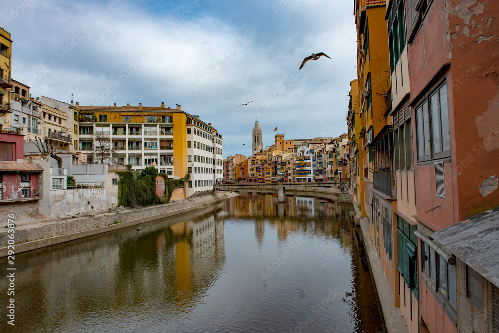 Fototapeta premium Colourful buildings line the banks of the river Onya in Girona, Spain
