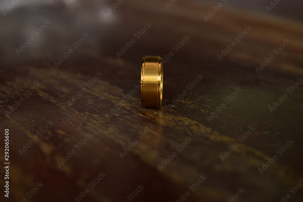 Gold ring that does not decorate anything It is a beautiful ring in a unique, luxurious and expensive way. Gold ring that does not decorate anything It is a beautiful ring in a unique, luxurious and expensive way.