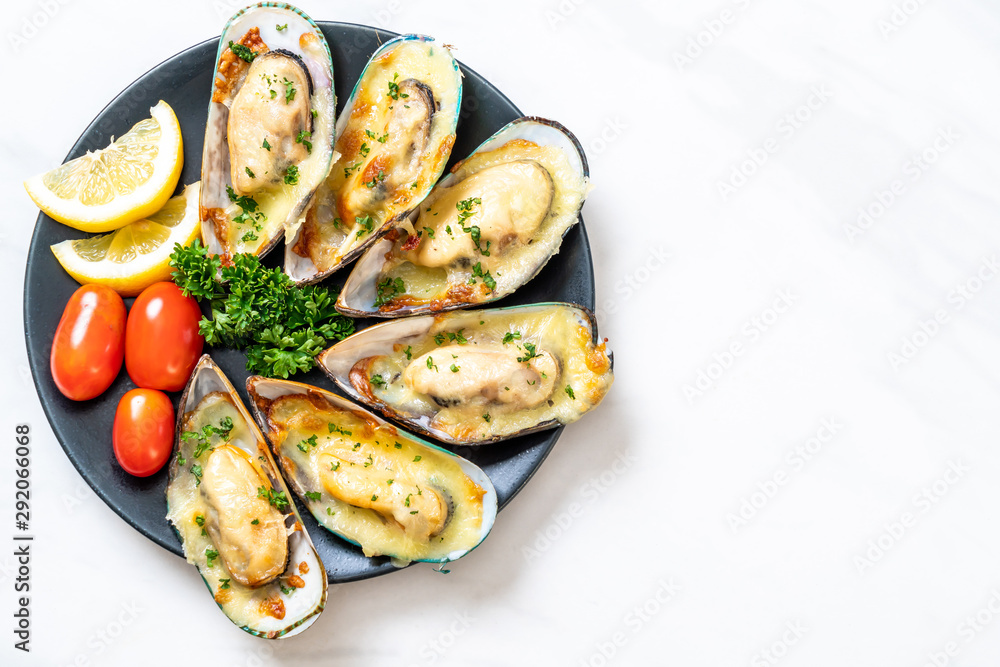 mussel baked with cheese