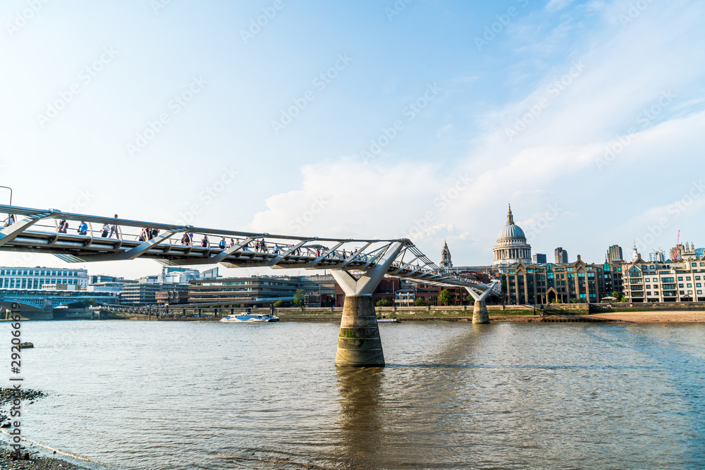 Obraz premium St Pauls Cathedral and the Millennium Bridge at sunset landscape