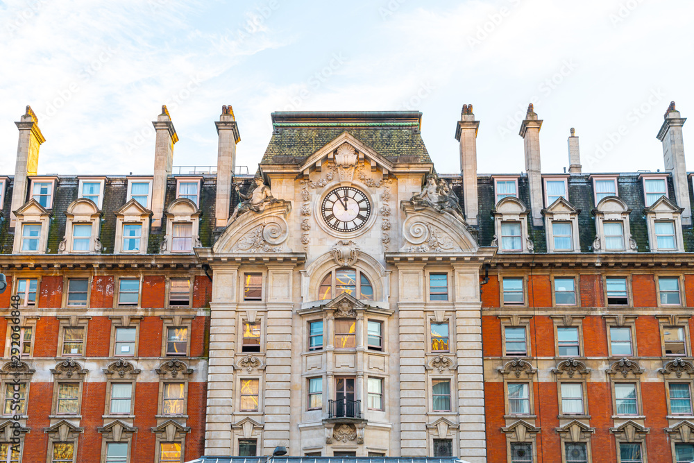 Fototapeta premium beautiful architecture Outside view of Victoria Station