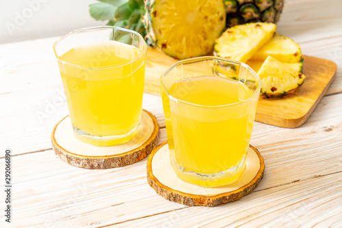 Bild auf Leinwand fresh pineapple juice