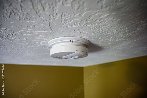 Obraz na płótnie residential smoke detector mounted on white ceiling