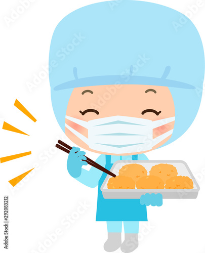 揚げ物を持ったキッチンスタッフの女性