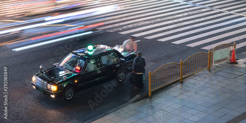 Billede på lærred Taxi driver and passenger at night in Tokyo, Japan 　夜の東京 タクシーの運転手と乗客