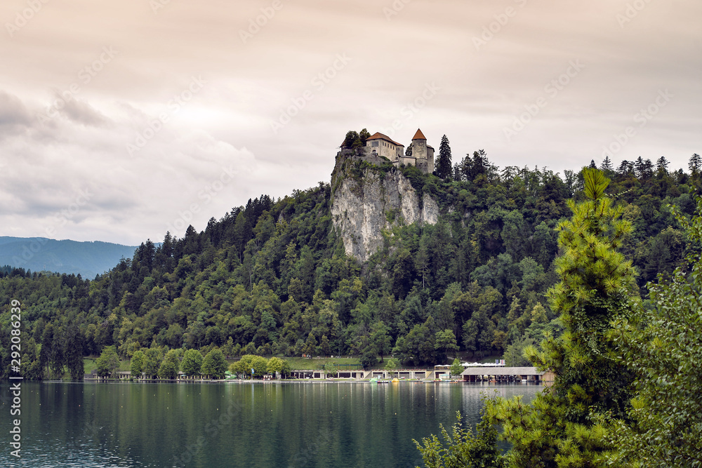 Il castello di Bled è un castello medievale costruito su una rocca che sovrasta il lago di Bled in Slovenia e si trova nel comune di Bled. Si pensa che sia il più antico castello sloveno ed è attualme