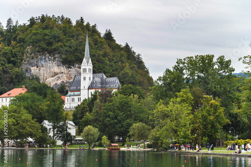 Lago Bled, Slovenia-La zona è una popolare destinazione turistica, e le sue acque bagnano la città di Bled.