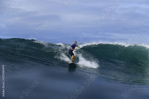 Surfen in El Tunco, El Salvador