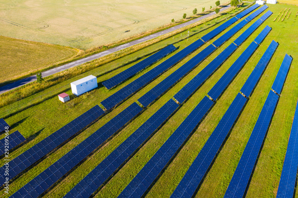 Obraz premium Solar panels as a symbol of renewable energy