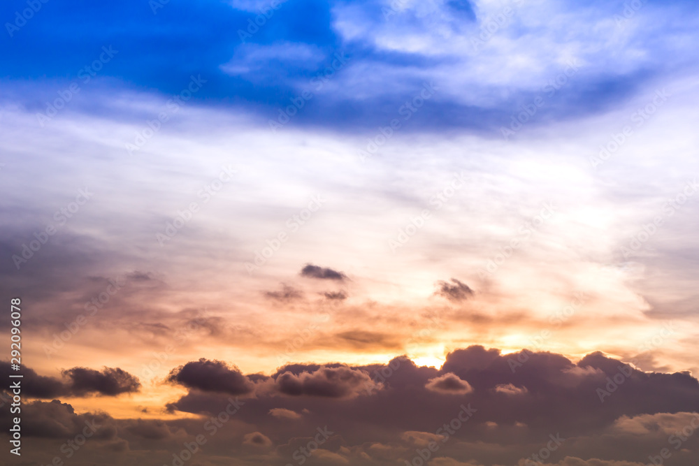 Obraz premium Sunset with clouds in the evening