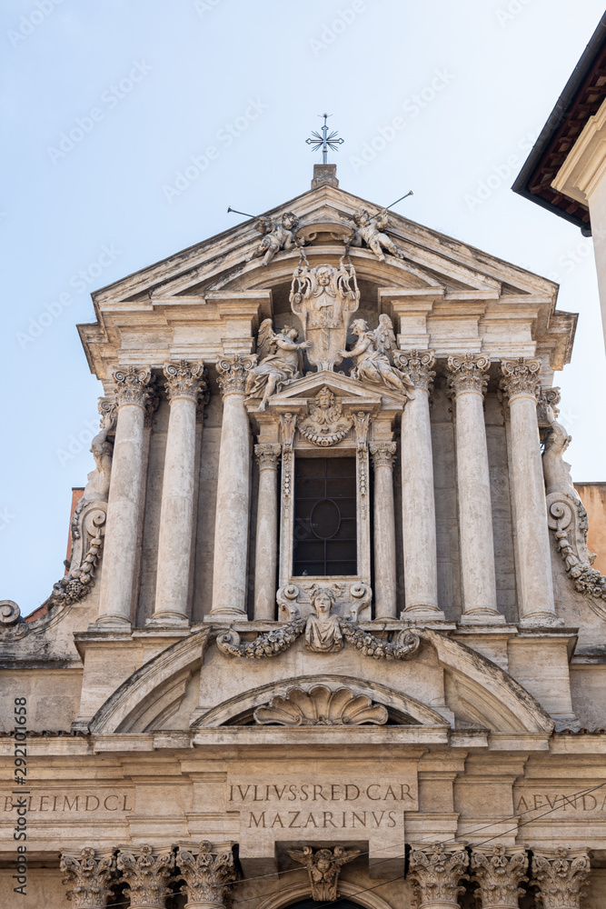 Obraz premium Church near fountain Trevi
