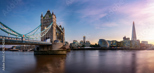 Die Tower Br  cke in London mit der Skyline entlang der Themse bei Sonnenuntergang  Gro  britannien
