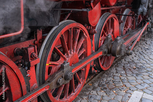 Nahaufnahme von Rädern einer antiken Dampflokomotive