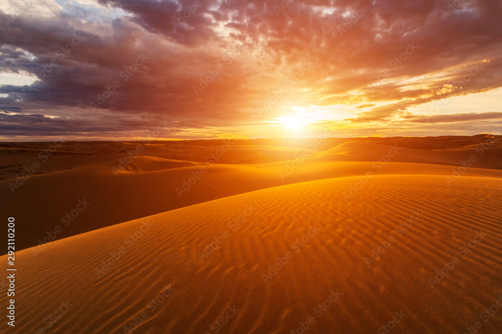 Sunset over the sand dunes in the desert - obrazy, fototapety, plakaty 