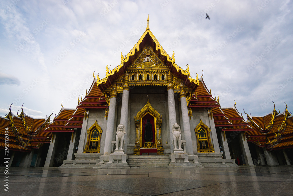 Wat Benchamabophit Tempel bei Sonnenuntergang, Backpacking in Bangkok, Thailand