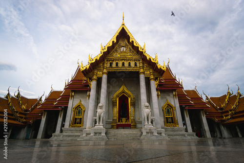 Wallpaper Mural Wat Benchamabophit Tempel bei Sonnenuntergang, Backpacking in Bangkok, Thailand Torontodigital.ca