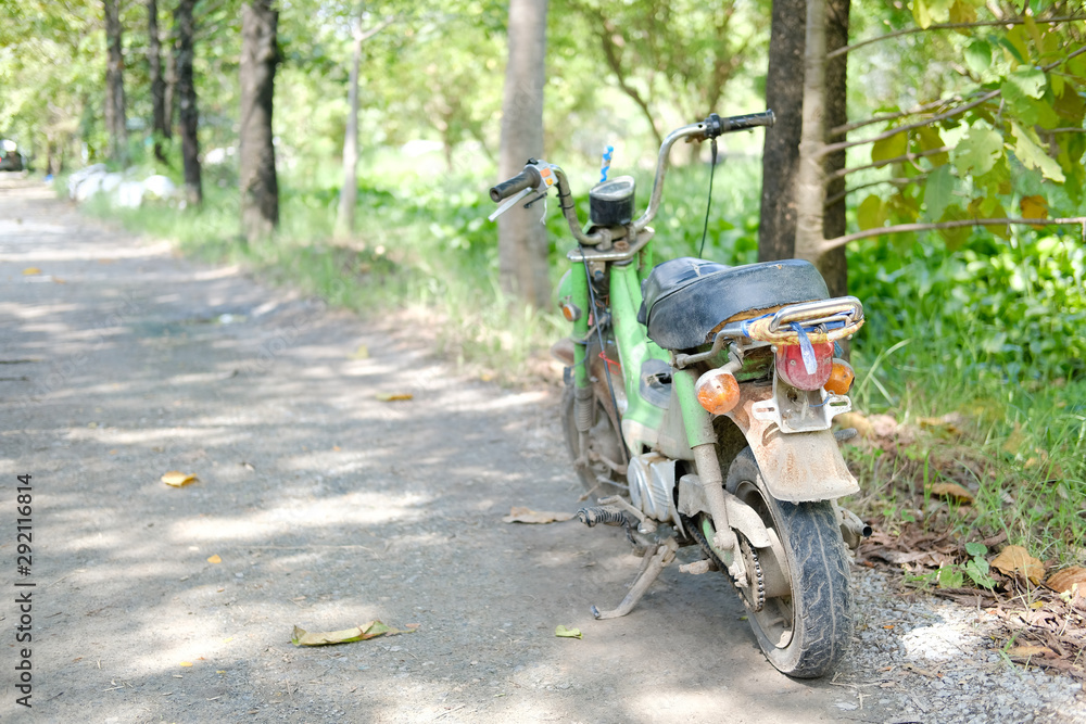 Obraz premium old motorcycle motorbike parked in garden