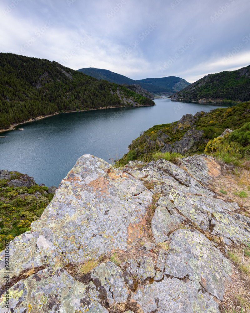 Vista parcial del embalse de Camporredondo, cerca de la población de Alba de los Cardaños, en la provincia de Palencia. Castilla León. España Vista parcial del embalse de Camporredondo, cerca de la población de Alba de los Cardaños, en la provincia de Palencia. Castilla León. España