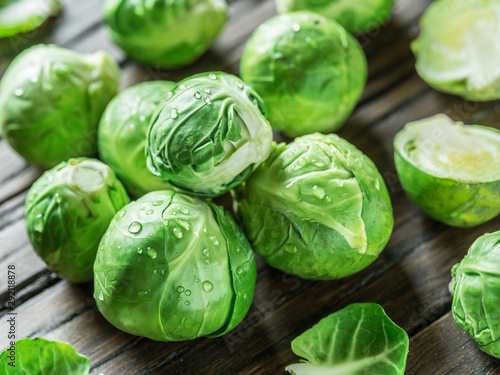 Canvastavla Brussel sprouts on the old wooden table.