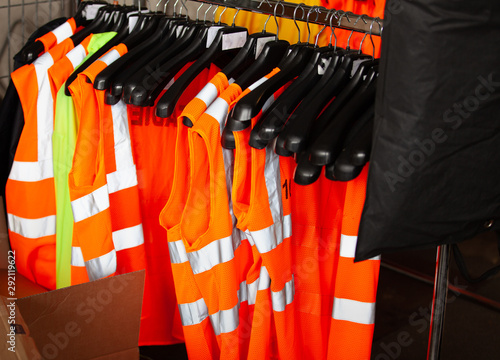 gilet de travail orange sur cintres