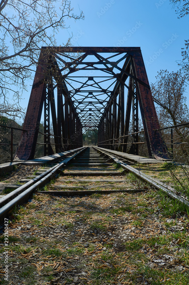 Ruinas del puente de hierro de la linea Valladolid-Ariza, en Tudela de Duero, Valladolid, España