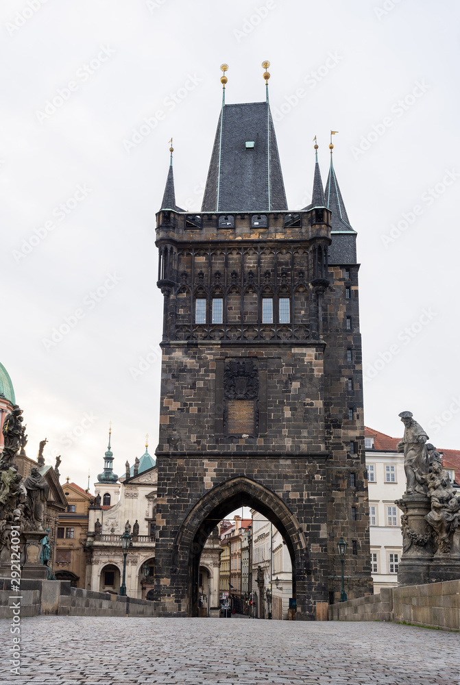 Obraz premium Charles Bridge at sunrise with the old town Tower in the background in Prague, Czech Republic.