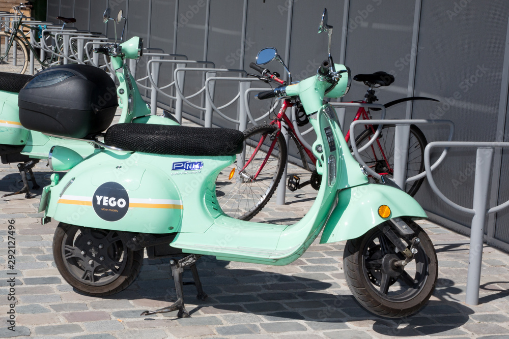 Autonomi Advent kobling yego e-scooter urban mobility scooter Stock Photo | Adobe Stock