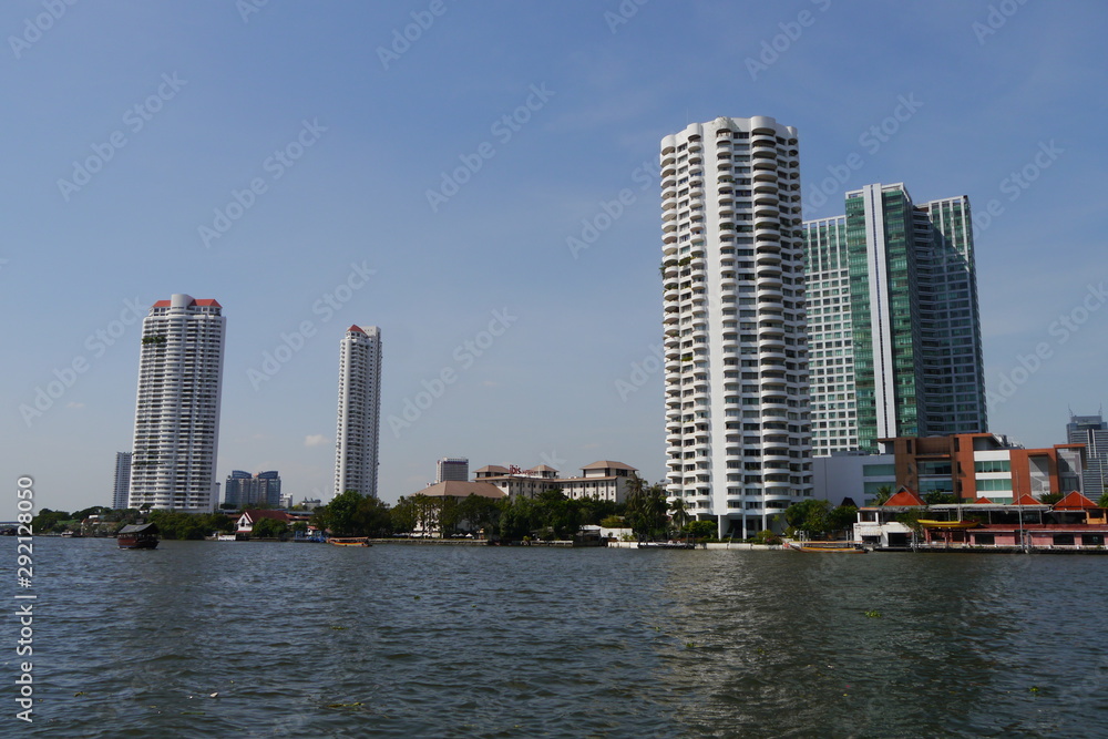 Hochhäuser / Wolkenkratzer am Chao Phraya in Bangkok