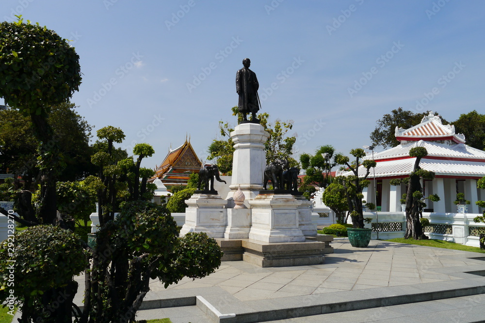 Asiatischer Garten mit Denkmal Wat Arun