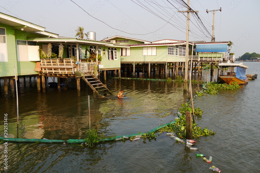 Häuser und Strommasten im Wasser Insel Ko Kret Chao Phraya Bangkok