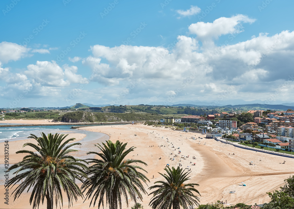 hermoso y tranquilo paisaje bucolico en la playa de suances y parte de los edificios del pueblo, en Cantabria,España