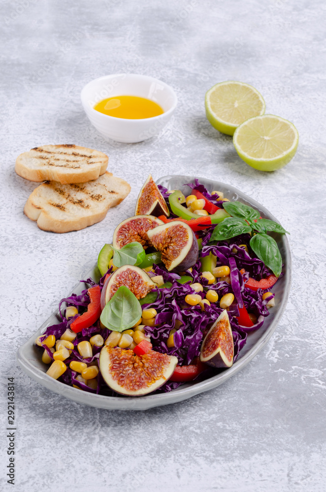 Salad of raw vegetables with figs