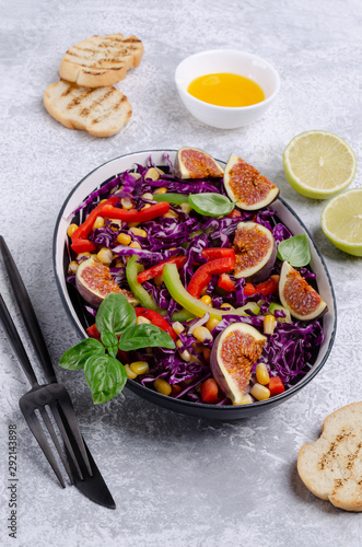 Salad of raw vegetables with figs